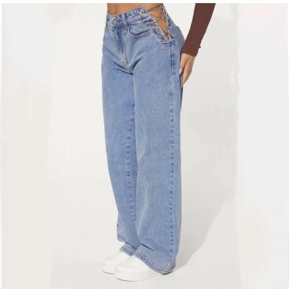PrettyLittleThing Denim - Social society Vintage Wash Chain Waist Detail Mom Jeans women’s size 25